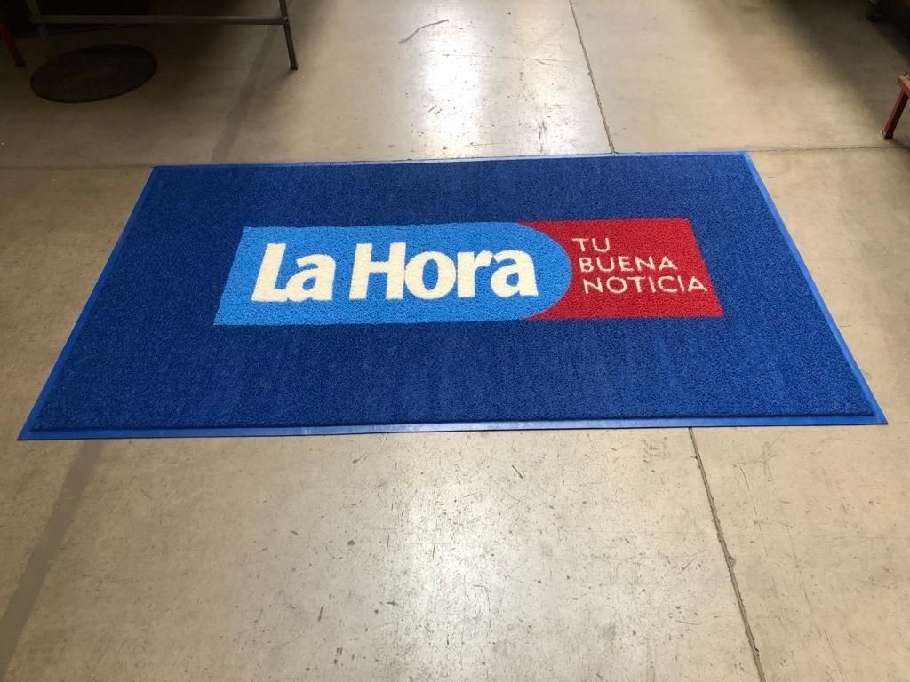 Alfombra con logo La Hora para entrada local comercial Santiago Chile